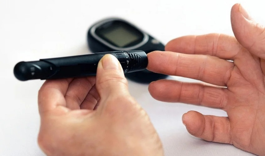 Glucometer measuring blood sugar level
